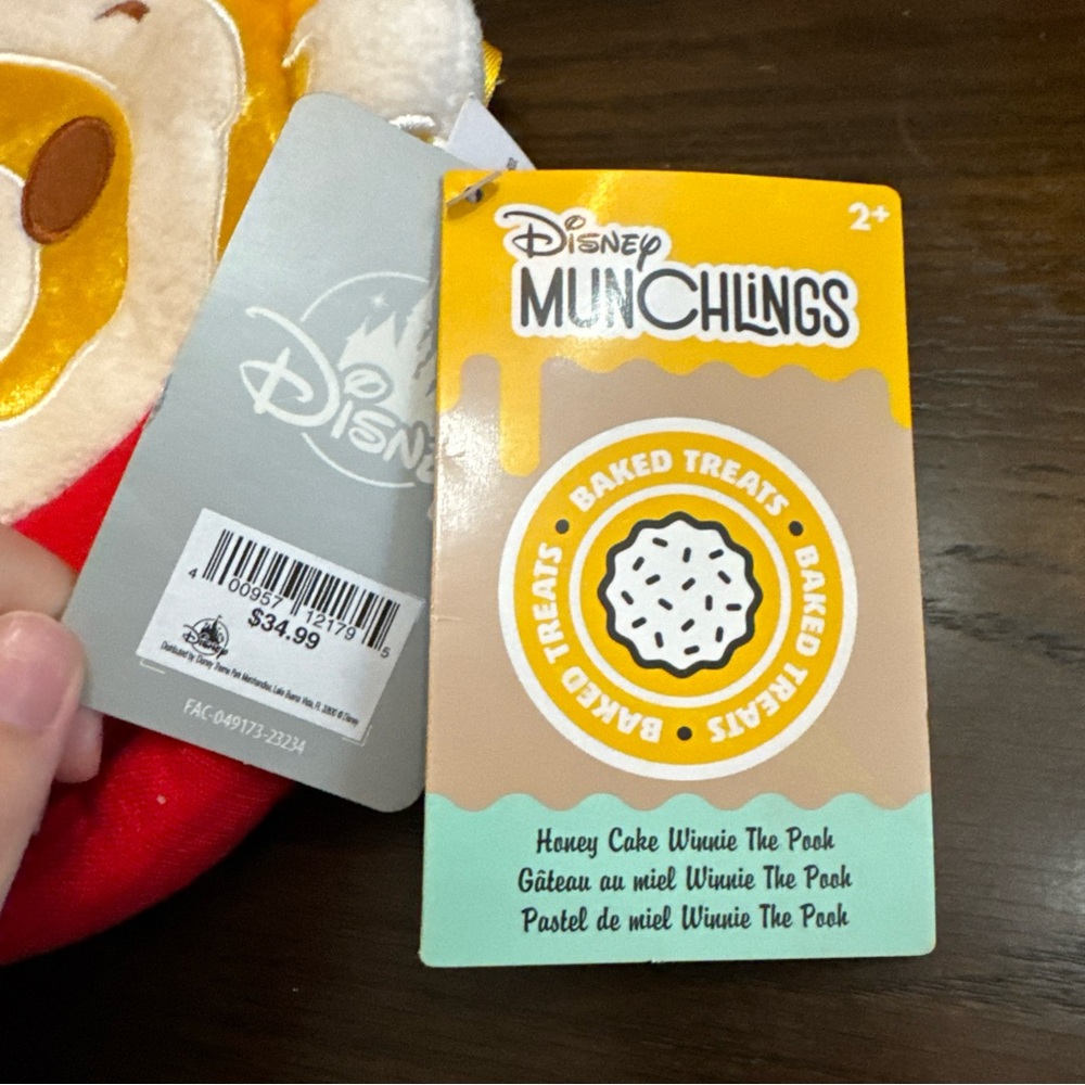 NWT Disney Parks 2023 Munchlings Winnie The Pooh Honey Cake Crossbody Bag - Picture 2 of 6